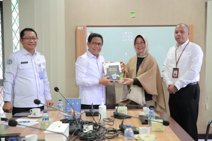 Mendes PDTT Abdul Halim ISkandar Menerima Peneliti Ahli Utama BRIN Siti Zuhro (Foto Humas Kemendes PDTTT)