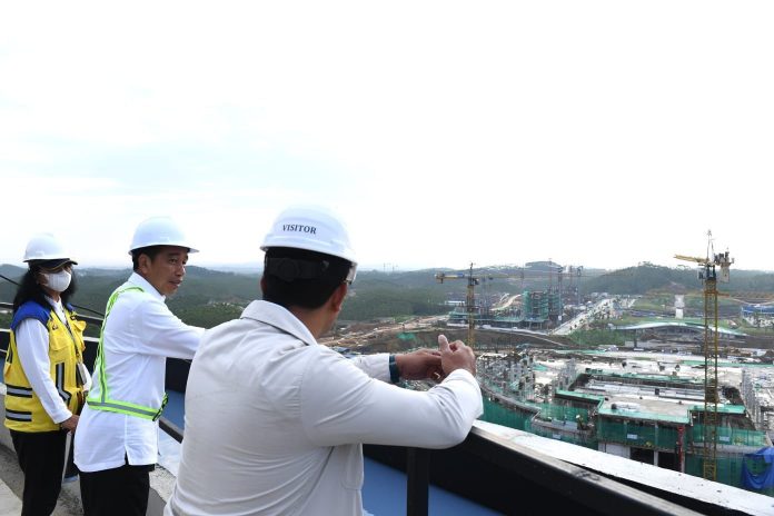 Mengawali kunjungan kerja hari keduanya di IKN, Kamis (21 Des 2023), Presiden Jokowi mengunjungi lokasi pembangunan Kantor Presiden. (Foto BPMI Setpres) IKN