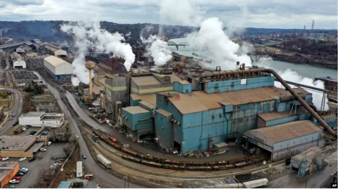 Pabrik pengolahan baja Edgar Thomson Works milik US Steel yang terletak di Braddock, Pennsylvania, foto diambil 18 Desember 2023. (Foto AP) US Steel