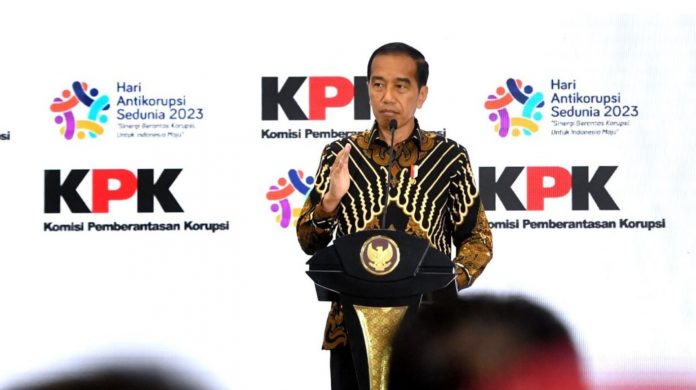 Presiden Joko Widodo menyampaikan sambutannya pada acara Puncak Peringatan Hari Antikorupsi Sedunia Tahun 2023 yang digelar di Istora Senayan Hari Antikorupsi