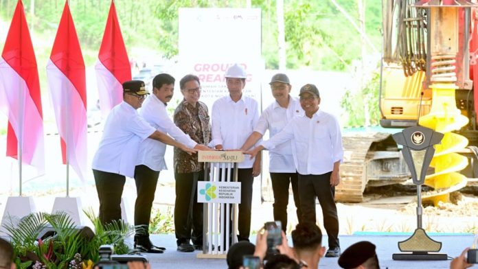 Presiden Joko Widodo secara resmi memulai groundbreaking Rumah Sakit Umum Pusat (RSUP) di Ibu Kota Nusantara (IKN), Kabupaten Penajam Paser Utara, Provinsi Kalimantan Timur, pada Rabu, 20 Desember 2023. RSUP IKN