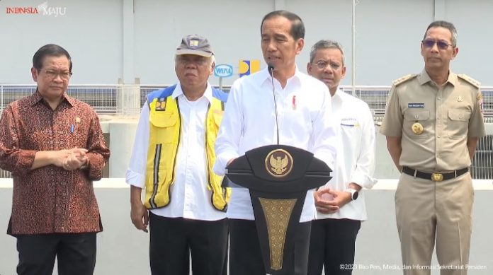 Presiden RI Joko Widodo (Jokowi) meresmikan Stasiun Pompa Air Ancol Sentiong, di Jakarta Utara, Senin (11 Des 2023)
