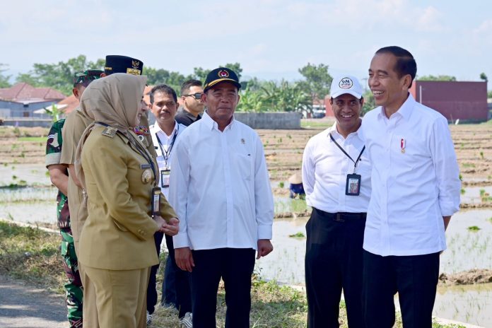 Presiden pada acara Pembinaan Petani, Penyuluh Pertanian, dan Babinsa se-Provinsi Jawa Tengah, di Alun-alun Kabupaten Pekalongan, Jawa Tengah, Rabu (13 Des 2023).