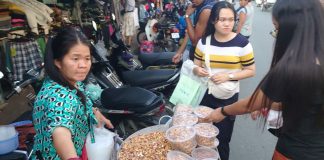 Pedagang Kacang Mede Di Phnom Penh Kamboja