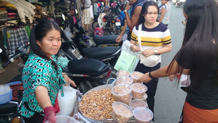 kacang mede Pedagang Kacang Mede Di Phnom Penh Kamboja