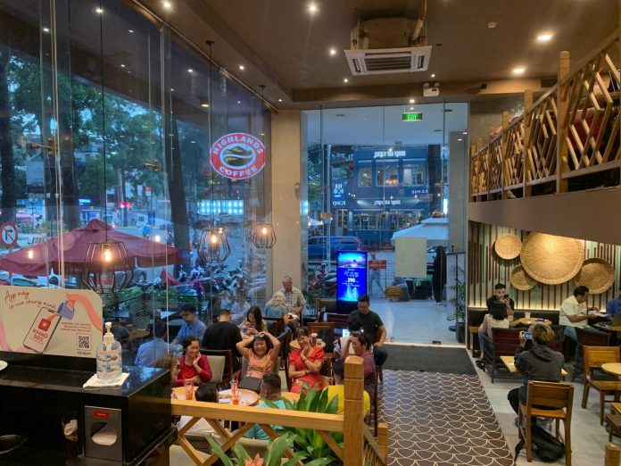 Highlands Asyiknya Ngopi di Highlands Coffee, Saigon