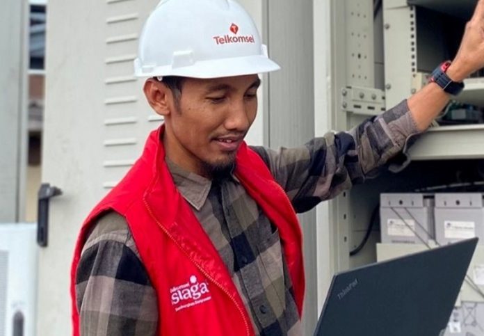 Ilustrasi Petugas Telkomsel (Foto Dok Telkomsel)