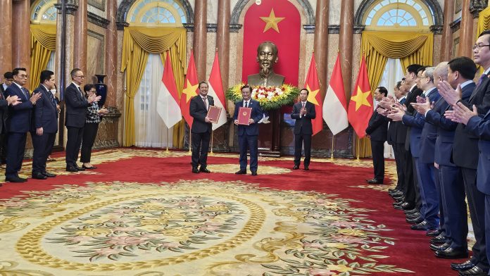 Menteri Kelautan dan Perikanan (KP) RI Sakti Wahyu Trenggono bersama Menteri Pertanian dan Pengembangan Pedesaan Vietnam Le Minh Hoan, di Istana Presiden Vietnam, Jumat (12 Jan 2024) Foto Dok KKP