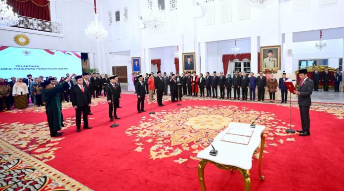 Presiden Joko Widodo melantik dan mengambil sumpah jabatan Anggota Komisi Pengawas Persaingan Usaha, pada Kamis, 18 Januari 2024, di Istana Negara, Jakarta. Sumpah Jabatan
