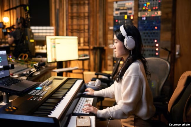 Komposer, sekaligus produser, Eunike Tanzil saat menggarap lagu Only Mine di studio bersama penyanyi Laufey (dok Eunike Tanzil)