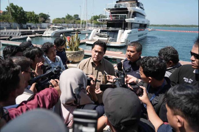 Menteri BUMN Erick Thohir saat melakukan kunjungan ke Bali Maritim Tourism Hub (BMTH) di kawasan Pelabuhan Benoa pada Minggu (12/5/2024). (Foto: Kementerian BUMN)