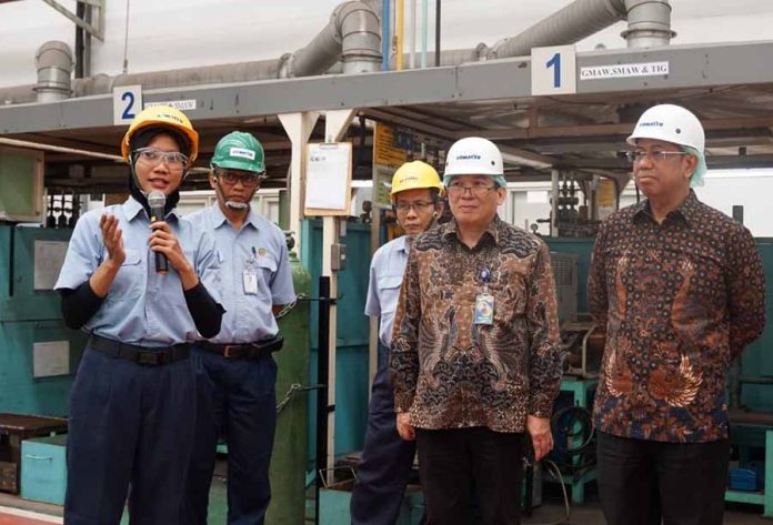 Kepala BPSDMI, Masrokhan (Baju Batik, kanan) dan Direktur Politeknik STMI Jakarta (baju batik, kiri)
