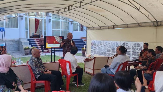 Menteri PUPR Basuki Hadimuljono saat bertemu dengan para warga negara Indonesia (WNI) yang bekerja di sektor konstruksi di Tashkent, Uzbekistan pada Kamis (13 Juni 2024) Foto Biro Komunikasi Publik PUPR