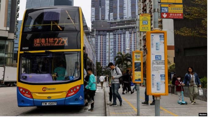 Orang-orang mengantre untuk naik bus tingkat di Hong Kong, China, 27 Februari 2024. (Sumber VOA Indonesia)