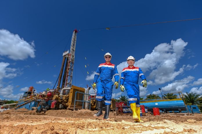Perwira PT Pertamina Hulu Rokan (PHR) melaksanakan aktivitas pekerjaan di Blok Rokan. Foto Pertamina