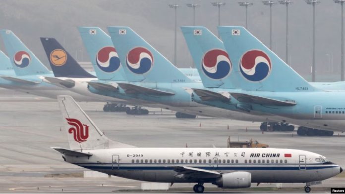 Pesawat Boeing 737-300 maskapai Korean Air (warna biru muda di belakang) tampak diparkir di bandara Seoul (Sumber Voaindonesia) Boeing