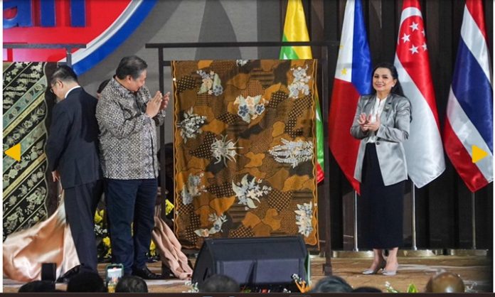 HUT ASEAN ke-57Menko Airlangga Luncurkan Batik Persembahan Indonesia Sebagai Simbol Kolaborasi