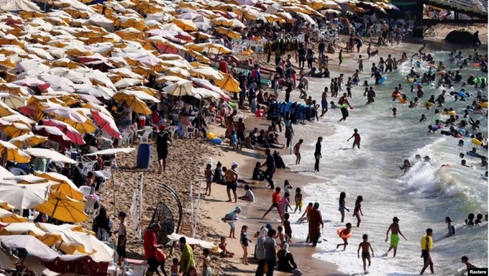 Orang-orang memadati pantai di Alexandria, Mesir, pada 20 Juli 2024, di tengah cuaca panas dan gelombang panas di wilayah tersebut. (Foto Reuters)