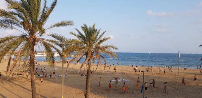 La Barceloneta Pantai Tertua dan di Sukai di Barcelona