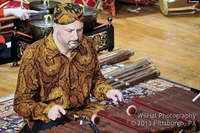 Duta Budaya Pasundan di Amerika Serikat, Andrew Weintraub. andrewweintraub) Pensiunan