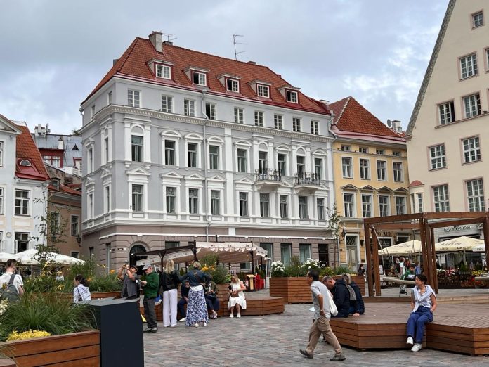 Jalan - Jalan ke Town Hall Square Tallin Estonia