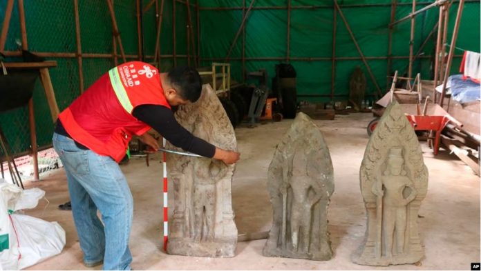 patung batu pasir berusia ratusan tahun yang sedang diukur di Angkor Thom di Kamboja, 24 Oktober 2024. (Phouk Chea, Apsaras National Authority via AP)