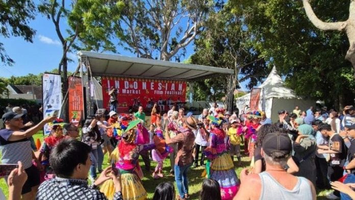 Pasar Rakyat Indonesia (Indonesia Folk Market) yang diselenggarakan oleh Konsulat Jenderal RI (KJRI) di halaman kantor KJRI Cape Town, Afrika Selatan, Sabtu (9 Nov 2024).