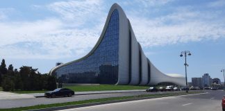 Pusat Budaya dan Seni Heydar Aliyev Center di Azerbaijan