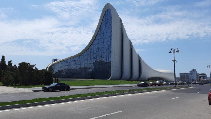 Pusat Budaya dan Seni Heydar Aliyev Center di Azerbaijan