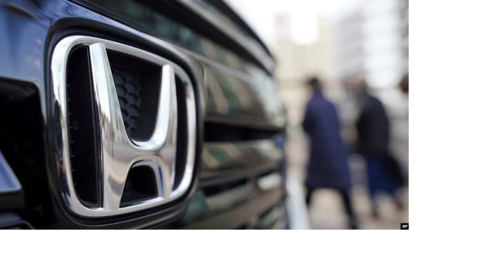 Mobil buatan Honda yang ditampilkan di sebuah showroom di Tokyo, pada 8 Februari 2022. (Foto AP Eugene Hoshiko)