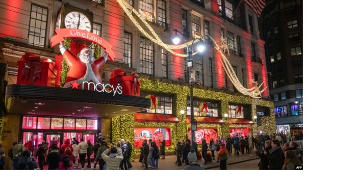 Toserba Macy’s di New York mendandani etalasenya untuk menarik pengunjung pada musim liburan Natal dan Tahun Baru.