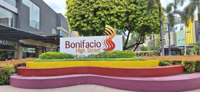 Bonifacio High Street Kawasan Perbelanjaan dan Hiburan