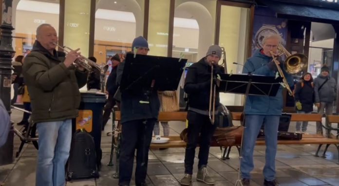 Pemain musik jalanan di Stephansplatz Wina