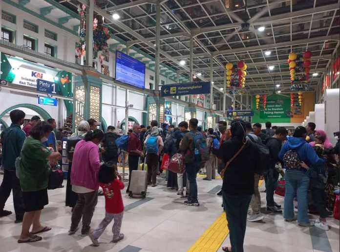 natalstasiunsenen Penumpang Kereta