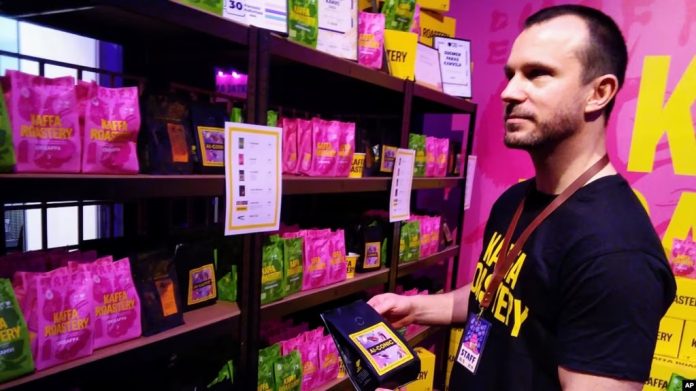 Pendiri Kaffa Roastery, Svante Hampf, menunjukkan kemasan campuran kopi AI-conic yang dihasilkan oleh kecerdasan buatan di Helsinki, Finlandia, Jumat, 19 April 2024. (Jari Tanner AP)