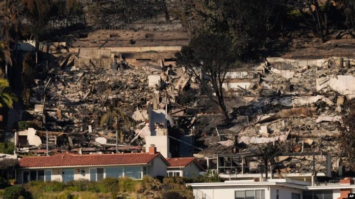 Sejumlah properti di Pacific Palisades hancur akibat kebakaran yang melanda wilayah tersebut pada 15 Januari 2025. (Foto AP)