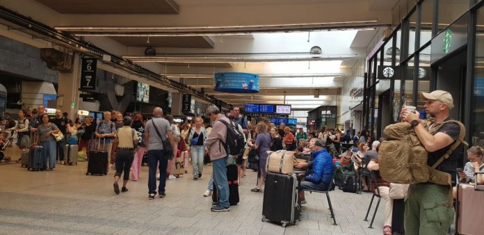 Stasiun kereta Montparnasse Pusat Transportasi Utama di Paris