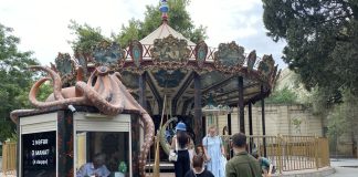 Menikmati Wahana Hiburan Komedi Putar di Fountains Square Baku