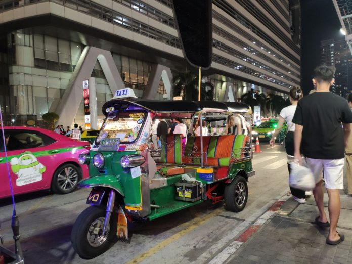 Tuk - Tuk Ikon Transportasi Thailand yang Penuh Warna