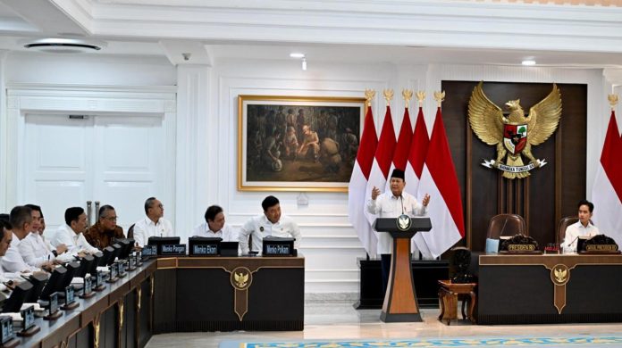 Presiden Prabowo Subianto memimpin Sidang Kabinet Paripurna Kabinet Merah Putih yang digelar di Ruang Sidang Kabinet, Istana Kepresidenan Jakarta, pada Jumat, 21 Maret 2025. Sidang Kabinet Paripurna