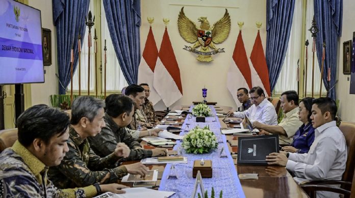 Presiden Prabowopimpin rapat Deregulasi untuk Tingkatkan Daya Saing Industri Padat Karya