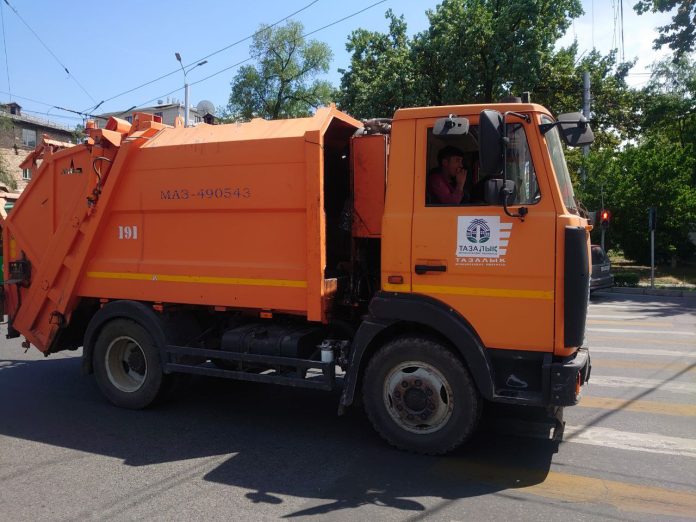 Truk Sampah dan Pengelolaan Sampah di Bishkek Kirgizstan