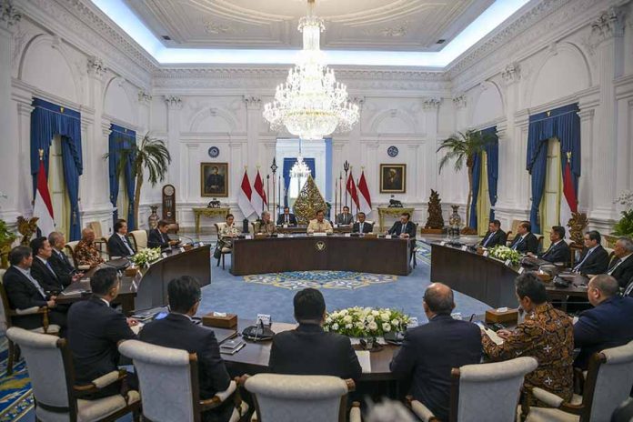 Presiden Prabowo Subianto (tengah) bersama Menteri Keuangan Sri Mulyani (kiri), Menteri ESDM Bahlil Lahadalia (kedua kanan), Ketua DEN Luhut Binsar Pandjaitan (kanan), Menteri Sekretaris Negara Prasetyo Hadi (ketiga kiri) dan Investor asal Amerika Serikat