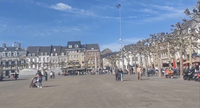 Vrijthof Alun-Alun yang Menyimpan Cerita Kota