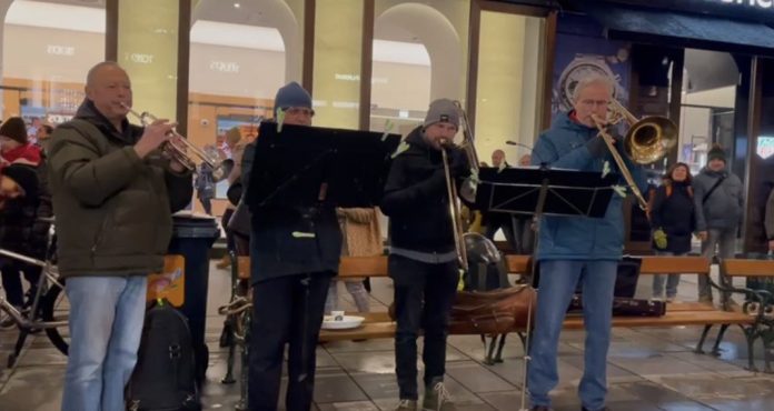 musik1 Pesona Musik Jalanan di Stephansplatz Vienna Austria
