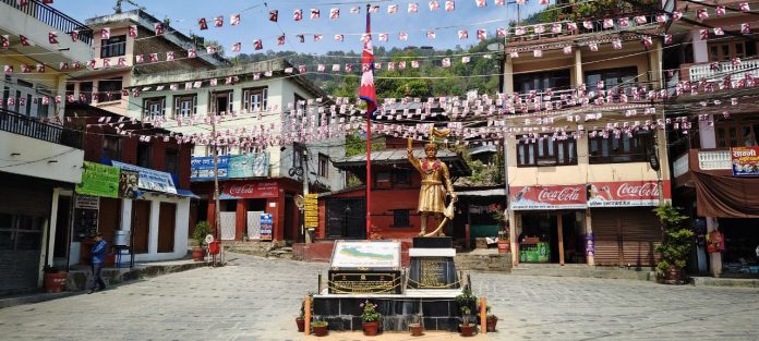 Patung Amar Singh Thapa di Pokhara Nepal