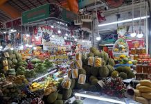 Wisata Buah Tropis di Pasar Ben Thanh