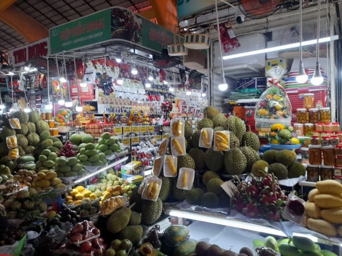 Wisata Buah Tropis di Pasar Ben Thanh