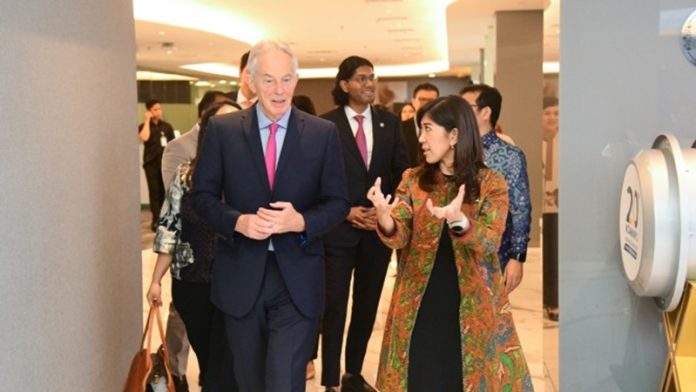 usai mengadakan pertemuan dengan Mantan PM Inggris selaku founder dan Executive Chairman TBI di Kantor Kemkomdigi, Jakarta (Humas Komdigi)