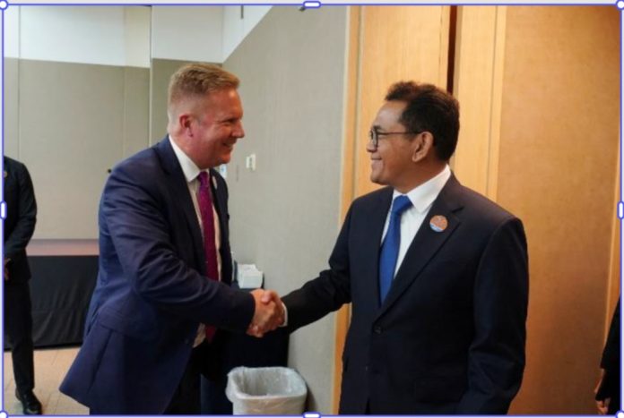 Menteri Perdagangan RI Budi Santoso (Busan) dan Menteri Perdagangan dan Investasi Selandia Baru Todd McClay pada Kamis, (15 Mei) di Jeju, Korea Selatan.